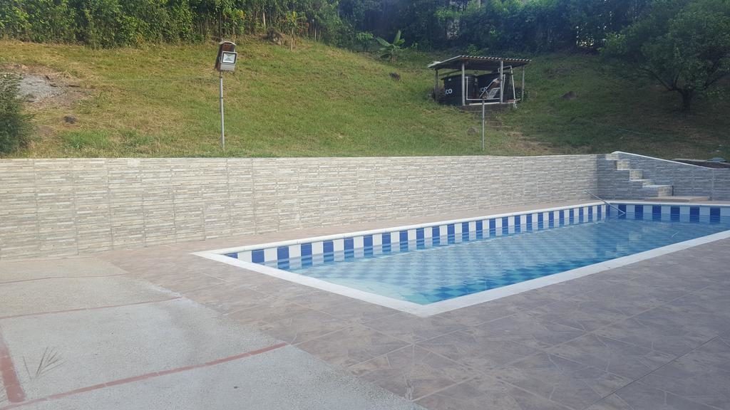 Piscina en Melgar Villa Carolita